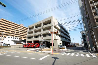 緊急車両が消防署から出動している写真