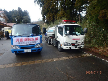 タンク車への給水の様子