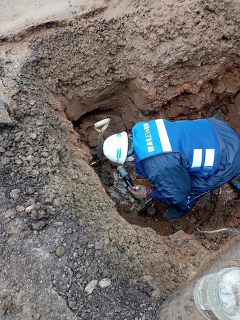 道路を掘削して水道管を修理している様子