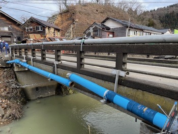 地震により破損した水道管の写真