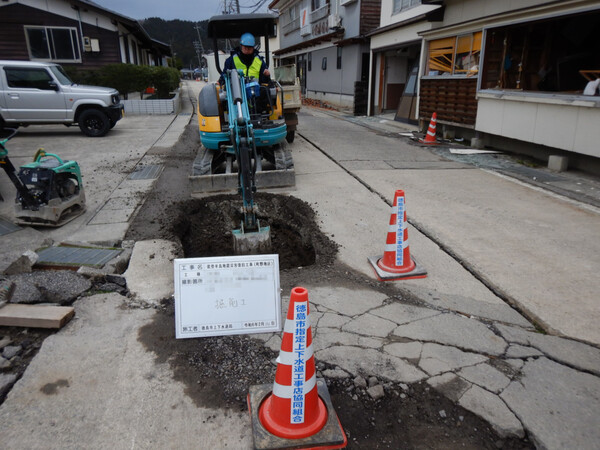 漏水している場所を確認するため道路を掘削している様子