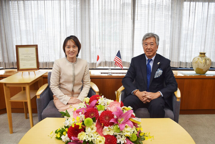 リチャード・メイ・ジュニア米国総領事と内藤市長の写真