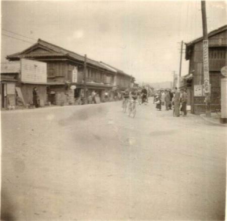 街の中を競技用自転車が走っている写真