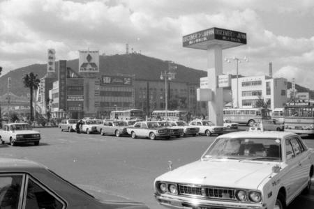 昔の徳島駅前の写真（タクシー乗り場）