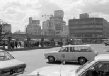 昔の徳島駅前の写真（入口前道路の様子）